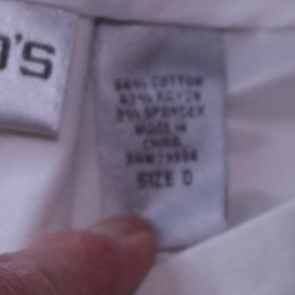 Chicos Size 0 white rolled cuff capris with back pockets and side zip - Picture 4 of 9